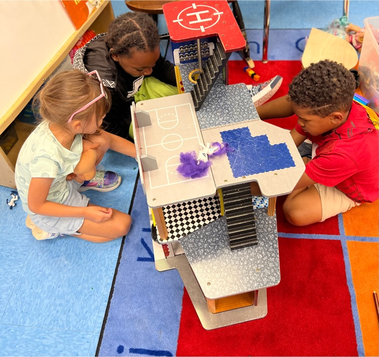 OEhappenings's tweet photo. OE scholars enjoy end of week Husky Heroes fun. #joyfullearningcommunity https://t.co/MSojZqQ3Gx