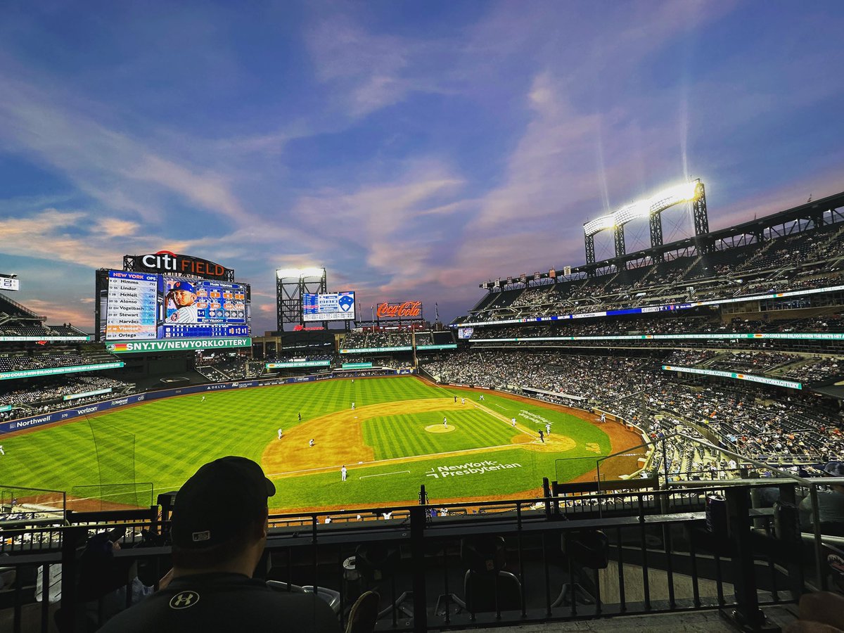 itsthenewdc's tweet photo. Another “always too short” trip to NY 🍎  with @kristingeb, my 🩵. Got some bagels 🥯 some pizza 🍕 BBQ 🍖  played with cats 🐱 and went to a Mets game ⚾️ https://t.co/euFRYCBHTz