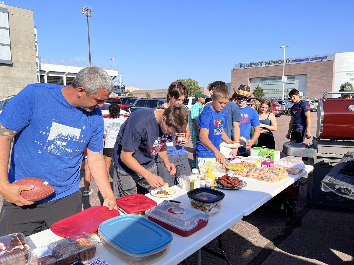 SFJeffersonWR's tweet photo. Thank you Cavaliers Wrestling family for a fun night tailgating, celebrating a Cavs win over Washington and working hard at stadium cleanup! Go, Cavs! https://t.co/YbTY20vM4P