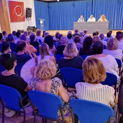 Ahir varem gaudir de la presentació del recull d'escrits "Un pagès al Parlament", del company, amic i regidor <a href="/joancollet1/">joan collet</a> . Una presentació excel.lent de la mà de <a href="/jordisalem/">Jordi Juan Sastre</a> i <a href="/MPuigserver/">MPS</a> .  Enhorabona, ja frisam de llegir-lo!