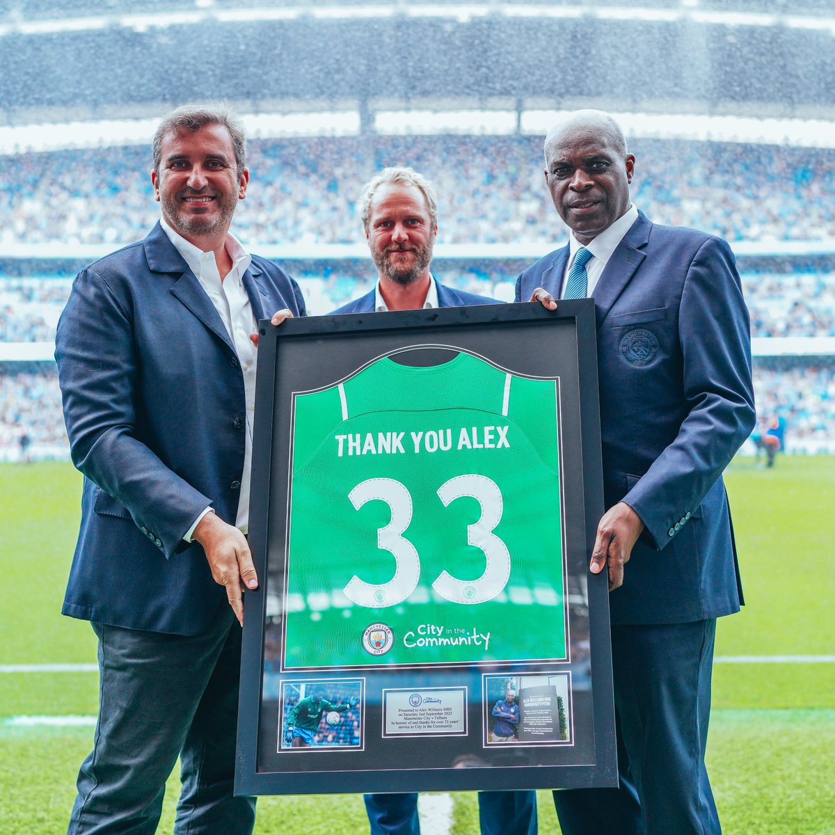 ManCity's tweet photo. Thank you, Alex! 🤝

#ManCity https://t.co/rLGrYjeq8H