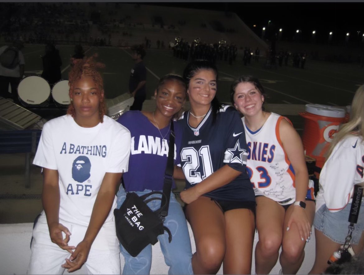 lamartexansgbb's tweet image. Lady Texans out supporting @LamarTexansFB with the “W” tonight! #LBLOCK