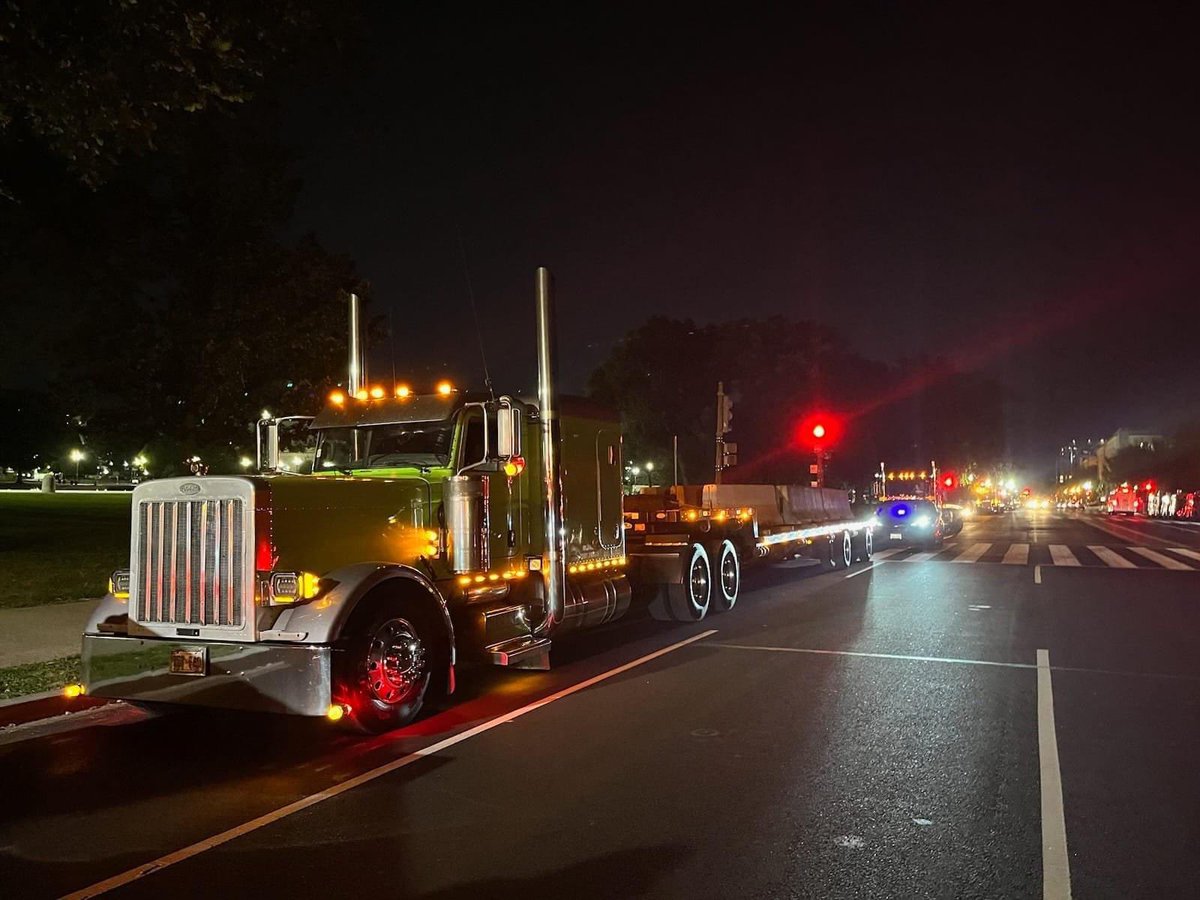 HQCLLC_DOT_LIVE's tweet photo. Something is being setup in DC. Here is a buddy on mine. He had a late night delivery of concrete barriers to deliver in the swamp of DC, last night. Are they preparing? @GenFlynn @realDonaldTrump @DC_Draino @rattletrap1776 
#DCPrep #TheStorm https://t.co/dhWhEhQuUY