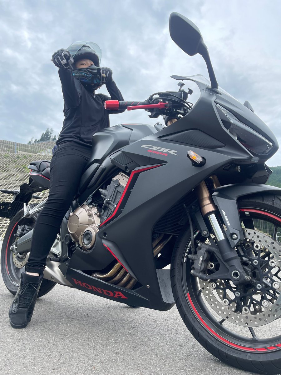 anpan_cbr's tweet photo. 5月に年齢変わったので今頃ですが🫡

名前　れいな

年齢　21歳🚺

住み　福岡市

愛車　CBR650R  

好き　ノリいい人　

嫌い　話ができない人

一言　一緒に走る友達ほしいです🤟
　　　目指せヤエマスター😎🙌
#バイク乗りとして軽く自己紹介
#バイク乗りと繋がりたい https://t.co/h6hyKXXARm