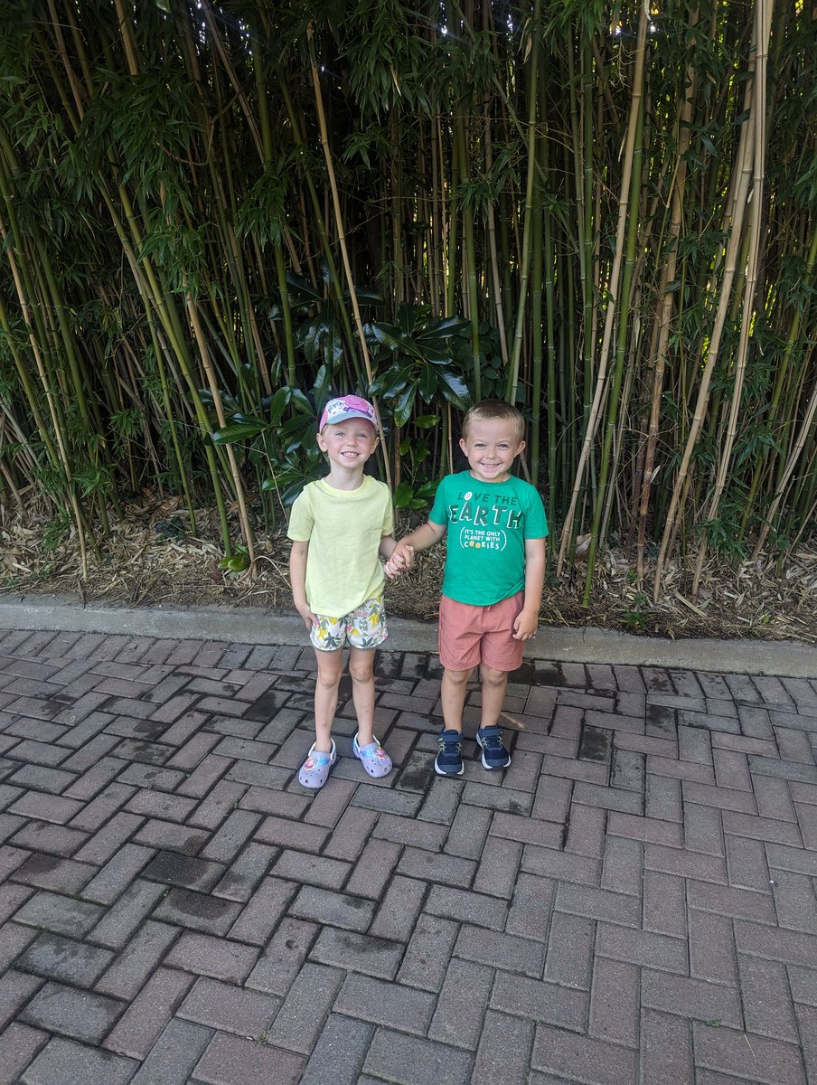 Rene_Marie89's tweet photo. When you run into a fellow Kinder Eagle at the Cincinnati Zoo! @NobSchools @WhiteRiverEagle #goingplaces https://t.co/ERlodJHAV8