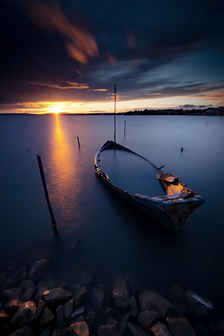 تو کیا ہوگا؟
یِہی ہوگا کہ تم مجھ سے بِچھڑ جاؤگی
جیسے رنگ سے خوشبو،
بدن سے ڈور سانسوں کی!
گرفتِ شام سے ناراض سورج کی کرن
اِک دم بِچھڑ جائے

محسن نقوی♥️