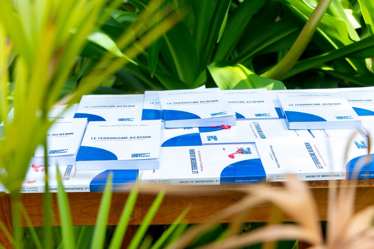📚🇧🇯 Le 31 août, dans les locaux de la <a href="/Fes_Benin/">Friedrich-Ebert-Stiftung Benin</a>, le livre 'Terrorisme au Bénin : Perceptions, Actions et perspectives' a été dévoilé.
Fruit du travail de 5️⃣ chercheurs béninois <a href="/ExpeditOlogou/">Expédit Ologou</a> , <a href="/BidouzoThierry/">Thierry  Bidouzo</a> <a href="/djanato_estelle/">estelle Djanato</a> @EmmlonKOUKOUBOU <a href="/afoukin/">Afouda Vincent Agué</a>  , ce livre ⤵️
