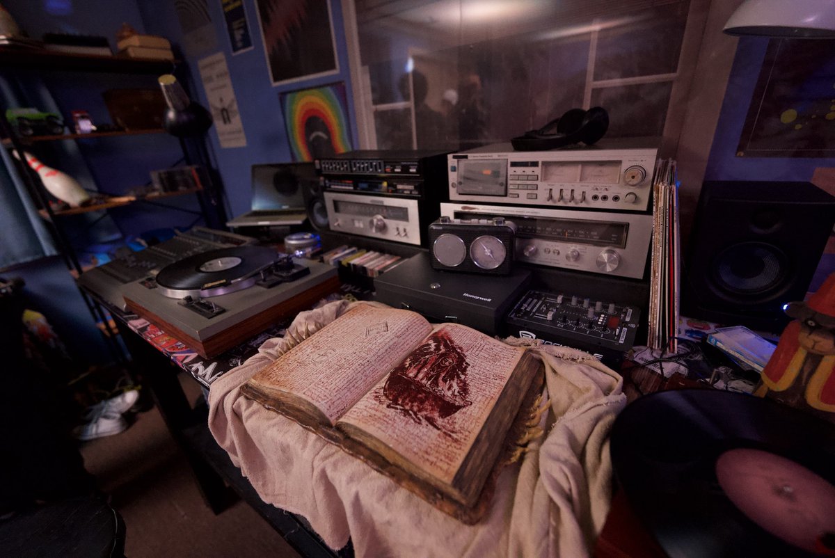 FIRST OFFICIAL LOOK at the “EVIL DEAD RISE” Maze House for Universal Studios Hollywood Halloween Horror Nights 🩸#HHN