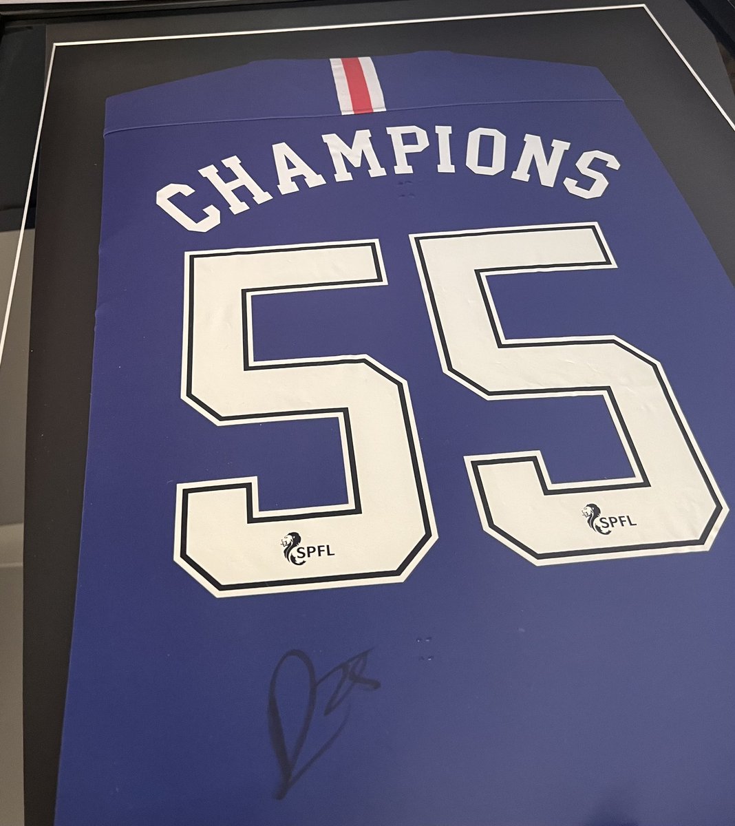 still___frame's tweet image. 🖼⚽️👕 BIGGEST FREE GIVEAWAY TO DATE🖼⚽️👕

✍️Signed Kemar Roofe 55 Champions home top.@RangersFC win tomorrow will give frame away for FREE 

to Enter 
Follow my page🤝
Tag two friends 
Comment your score predictions for fun⚽️ 
Retweet this post🔂

🔴⚪️🔵ITS FREE TO ENTER 🔴⚪️🔵