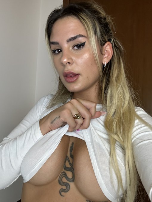 Ho appena postato questa foto con le tette fuori GRATIS nella home del mio onlyfans&hellip;🤭  Non fare il timido