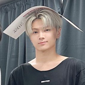 머리 위에 슬로건 얹어둔 거 
너무 커여움... 🫳🏻🫳🏻