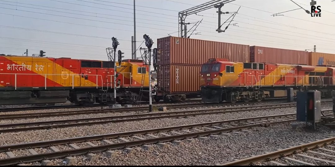 Indian Railways achieved freight loading of 634.66 MT between 1st April,2023 and 31stAugust,2023 which is 13.78 MT more than the last year's corresponding period. 
In terms of revenue, #IndianRailways earned ₹ 1 Lakh Cr. during 1st April, 2023 to 31stAugust,2023. 
Indian…