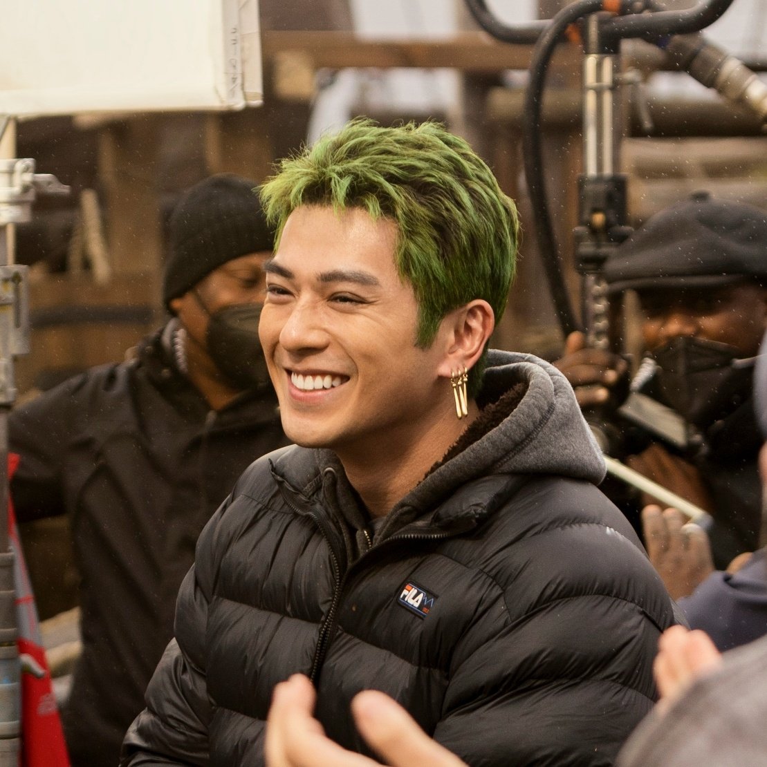 One Piece Mackenyu celebra início da produção com foto de bastidores