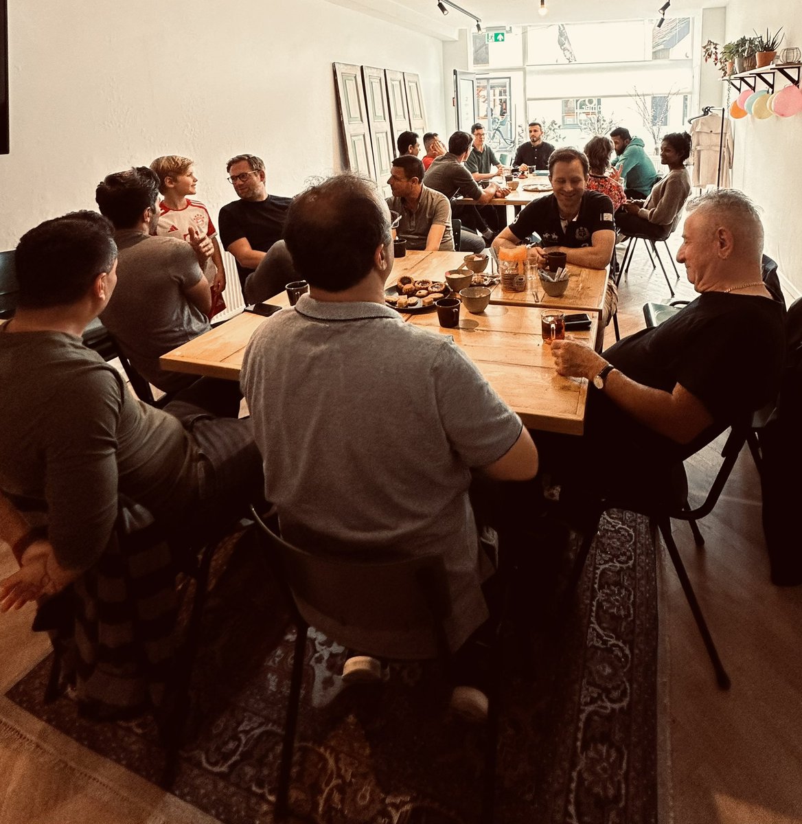 Gezellige drukte in de Huiskamer van Ridderkerk. 

Met 8 nationaliteiten aan de koffie ☕️

(Armenië, Afghanistan, Iran, Irak, Turkije, Jemen, Suriname en Nederland 😁)