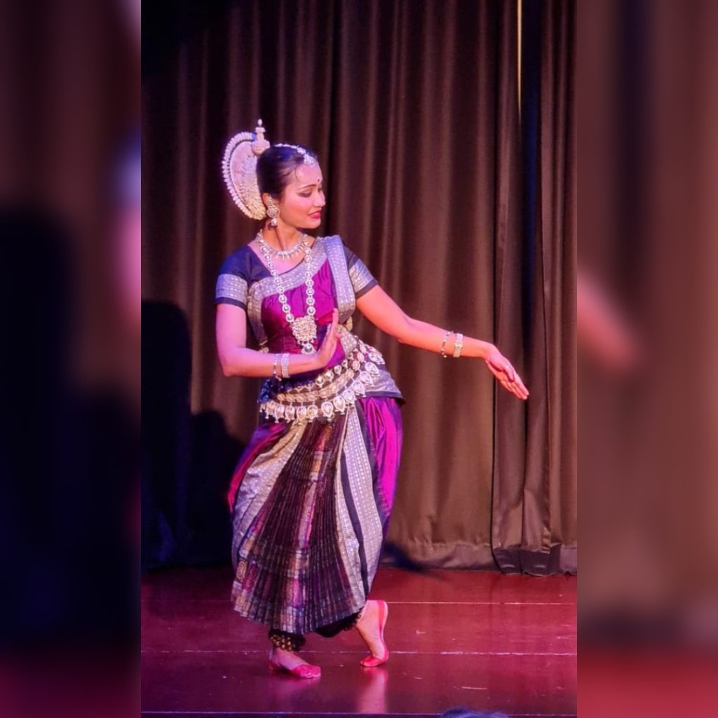 tantu_vaaya's tweet photo. Photos from my performance @TheNehruCentre. It was such a pleasure to perform to a full house. Many thanks to everyone who attended. Thank you for letting me share this ancient Indian dance tradition with you. 
Clicked by: @anu__shanker https://t.co/gLD4OaznhZ