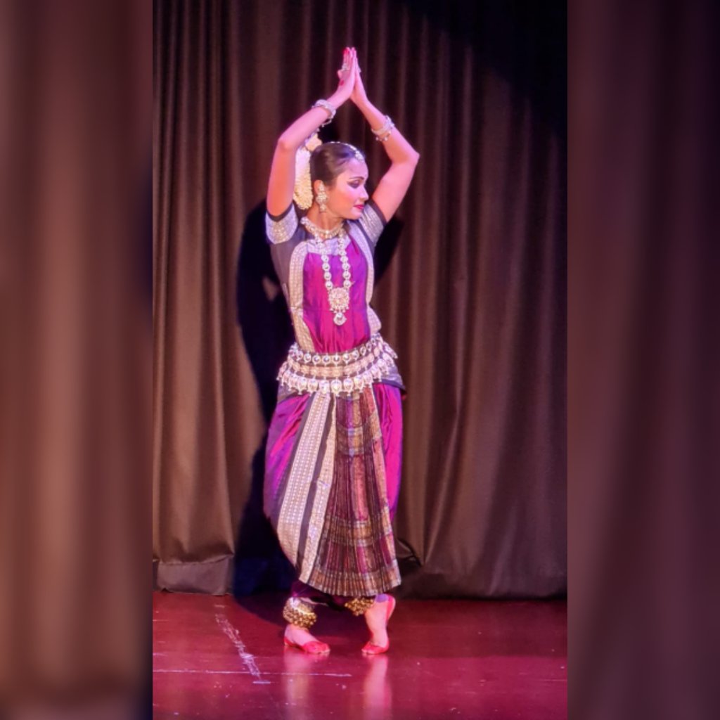tantu_vaaya's tweet photo. Photos from my performance @TheNehruCentre. It was such a pleasure to perform to a full house. Many thanks to everyone who attended. Thank you for letting me share this ancient Indian dance tradition with you. 
Clicked by: @anu__shanker https://t.co/gLD4OaznhZ