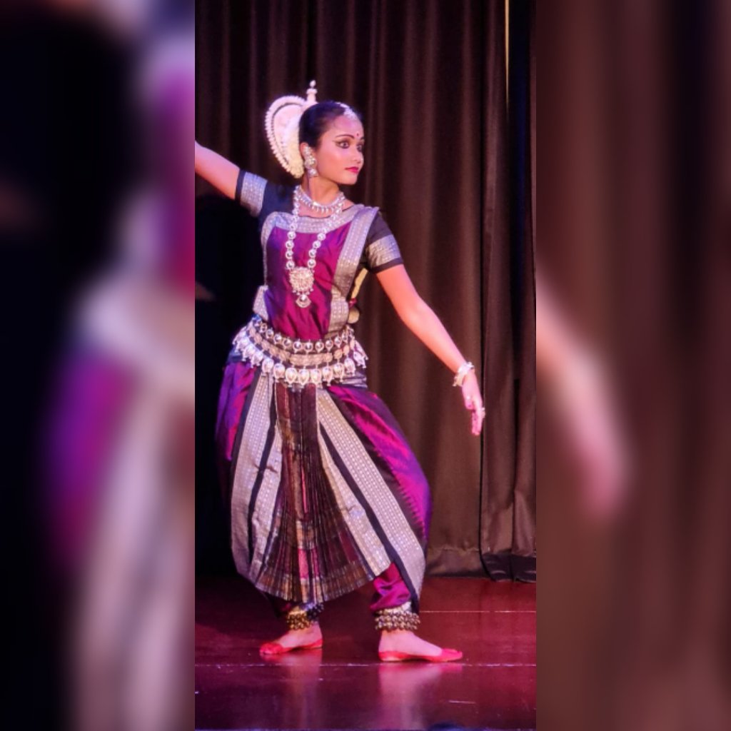 tantu_vaaya's tweet photo. Photos from my performance @TheNehruCentre. It was such a pleasure to perform to a full house. Many thanks to everyone who attended. Thank you for letting me share this ancient Indian dance tradition with you. 
Clicked by: @anu__shanker https://t.co/gLD4OaznhZ