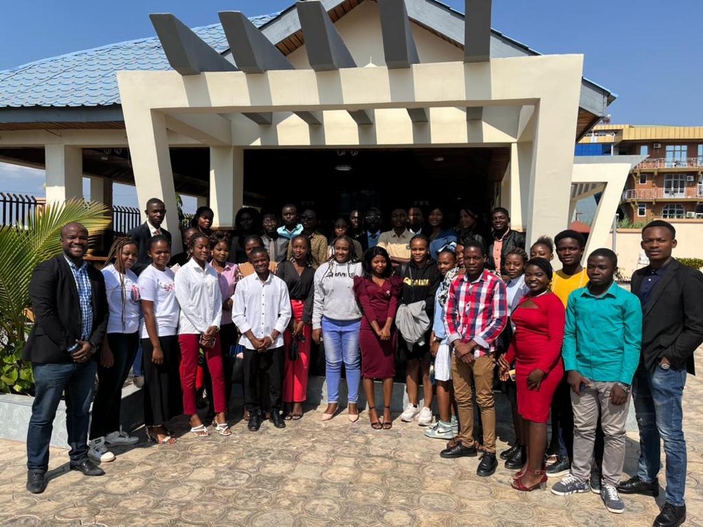 MAMBO Ya Ndani ( ce qui nous tient à coeur), Kalemie 05/08/2023.  Naolie Tshibuaya, PCA de ARMEE, échange avec près de 40 jeunes sur les défis de la vie et la nécessité de l’engagement civique. 
#Education #Engagementcivique #Intégrité