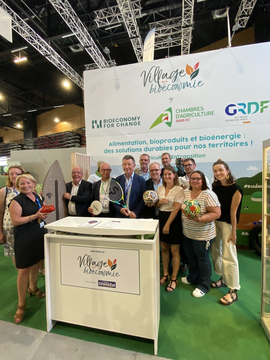 EConnesson's tweet photo. J2 à 77eme @foiredechalons inauguration du village de la Bioéconomie @cra_grandest @B4C_eu en @regiongrandest . Une occasion de souligner avec @Franck_LEROY_ les liens étroits entre agriculture et gaz vert + parler des atouts de la PaC hybride gaz pour le mix énergétique https://t.co/Escp8wQLQj