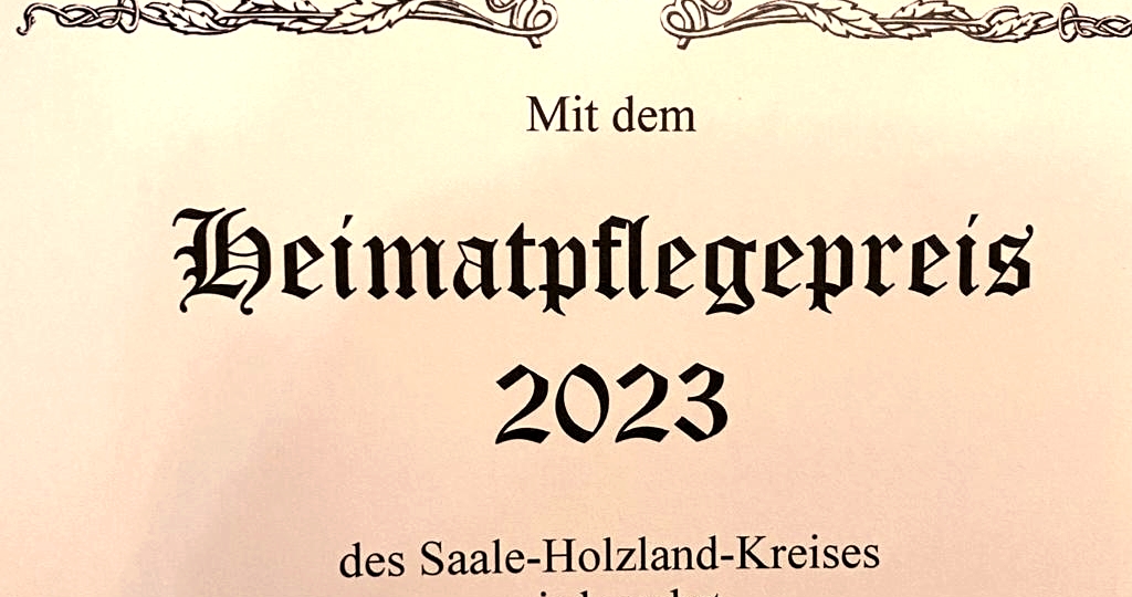 Der Heimatpflegepreis 2023 des Saale-Holzland Kreises geht an die Leuchtenburg &amp; Seitenroda für die Chronik. Landrat Heller und Heimatpfleger Haase gratulieren dem Chronikteam v.l. Ulrike Kaiser, Ronald Rodeck, Gudrun &amp; Kurt Haufschild, Winfried Poppe, Jörn Tischer &amp; Stefan Marx.