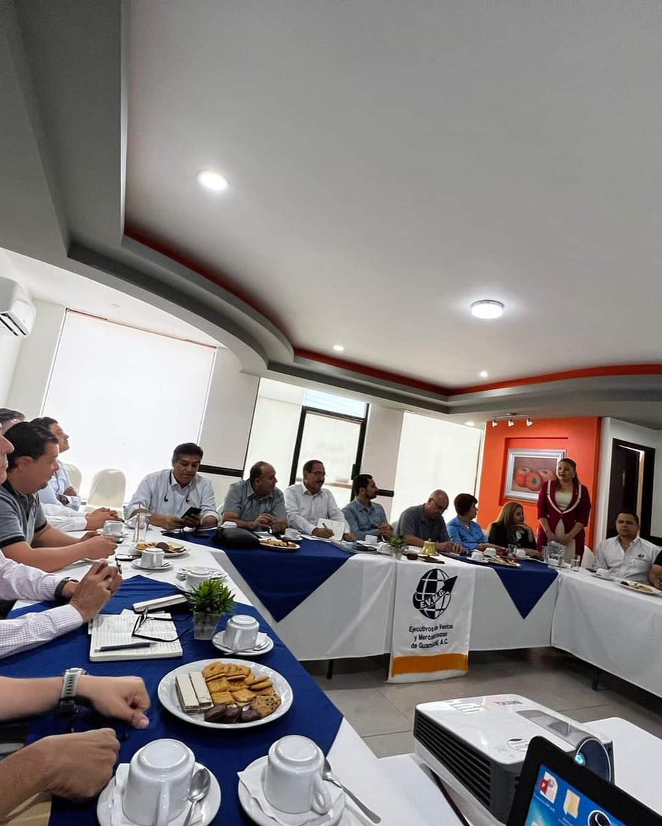 EVMLMAC's tweet photo. Nuestra Presidenta, Ruth López, dentro de la Junta Regional Pacifico COMEV, realizada en EVM Guamúchil #EVM #SoyEVM #COMEV https://t.co/8lqrSevbLl