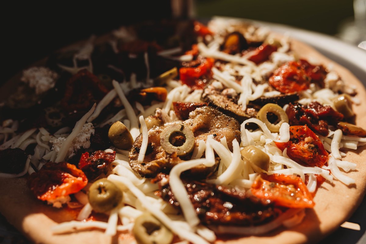 NorthernDoughCo's tweet image. Just enough time to defrost your dough for pizza in the sunshine ☀️ 🍺🍕

For our super quick defrost you can use your microwave - hit the link in our insta bio to visit the website for instructions 🍕☀️🔥

#doughhack #frozenpizza #pizzahack #pizza #pizzalove #doughfundone