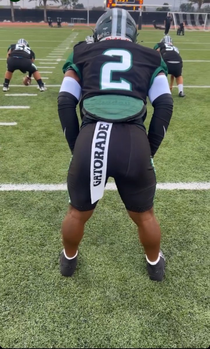 Coach_T_5's tweet photo. Big thanks to @Ridge_Sports_1 for coming to game and supplying our football team with gear! https://t.co/lvqJyYiFah