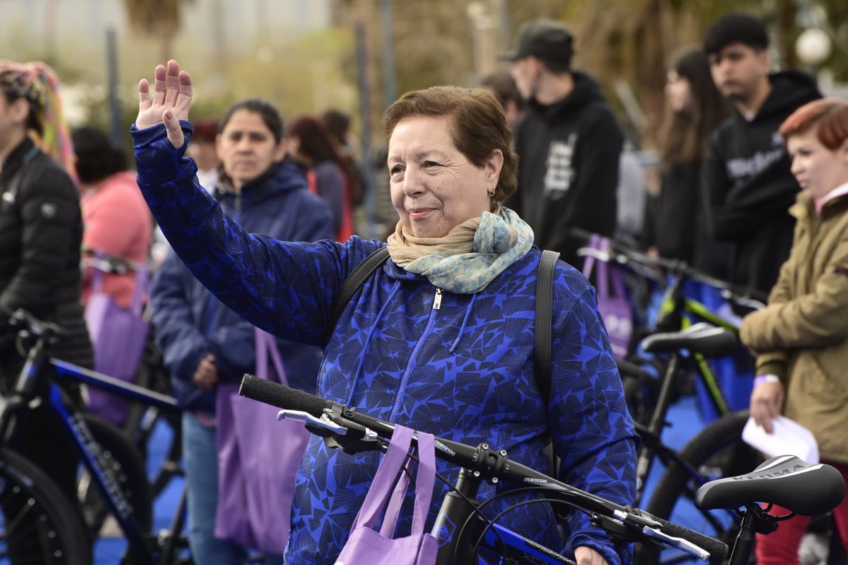 TadeoGZ's tweet photo. Llevamos 7 años premiando y reconociendo el esfuerzo 💪 Felicitaciones a los 310 abanderados y escoltas que hoy recibieron su #bici 👏 Gracias por transmitir estos valores. A rodar!! 🚲 https://t.co/Qdd1xcYoW5