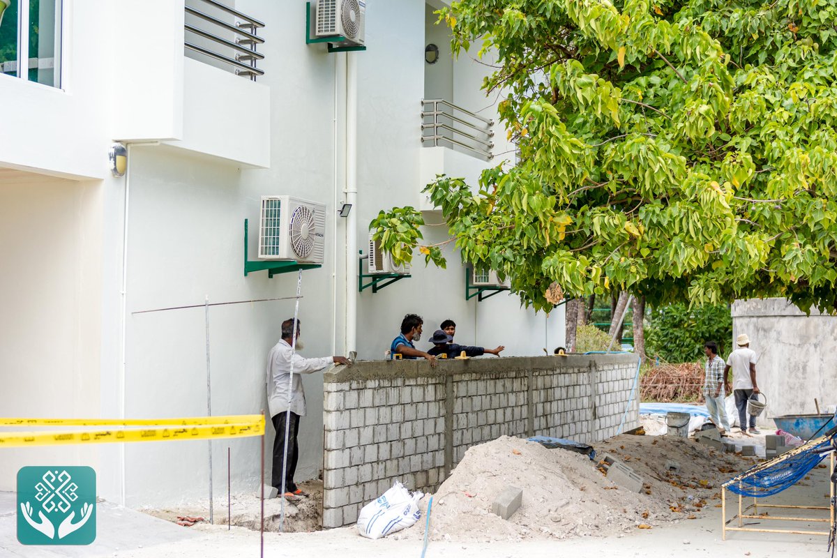 KRHmv's tweet photo. ކުޅުދުއްފުށި ރީޖަނަލް ހޮސްޕިޓަލުގެ ބައުންޑަރީ ވަކިކޮށް އުފަންހިޔާ ސަރަހައްދުގައި ޕޯރޓިކޯއެއް ހެދުމަށް ޕްލަސް ބީ އަށް 1،993،790 (އެއް މިލިއަން ނުވަ ލައްކަ ނުވަދިހަ ތިން ��ާސް ހަތް ސަތޭކަ ނުވަދިހަ) ރުފިޔާއަށް 53 ދުވަސް ތެރޭ ނިންމުމަށް ހަވާލުކުރެވުނު މަސައްކަތުގެ %95 މިހާރު ވަނީ ނިމިފައި.
 
މި މަސައްކަތާއި އެކު އުފަންހިޔާގައި ޤާއިމްވެފައިވާ ރިޕްރޮޑަކްޓިވް ހެލްތު ސެންޓަރ، ޗައިލްޑް ޑެވްލޮޕްމެންޓް ސެންޓަރ އަދި ޕަބްލިކް ހެލްތު ޔުނިޓުގެ ތަފާތު ހިދުމަތްތައް ހޯދައި ފަރާތްތަކަށް ހާއްސަ ގޮތެއްގައި ވިއްސާރަ ދުވަސްވަރު ފަސޭހަކަމާއިއެކު ސަވާރީތަކުން އަރާ ފޭބޭނެ އިންތިޒާމު ކަށަވަރުވެގެންދާނެ.

@kfcitycouncil 
@MoHmv 
@governmentmv 
@psmnewsmv 
@presidencymv