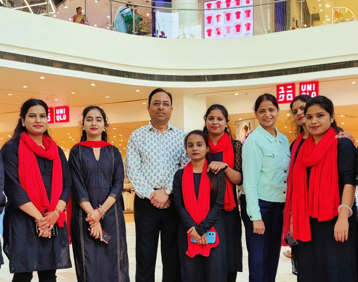 आज शाम लूलू मॉल लखनऊ में नारी सुरक्षा व सशक्तिकरण हेतु वीमेन पावर लाइन 1090 की  नुक्कड़ नाटक टीम के साथ......

तू नारी है तुझे हर दौर में बस आगे बढ़ना है
ज़रा सा  हौसला रख  ज़रा सा  हौसला रख

#मोहम्मद_अली_साहिल
#WomenEmpowerment
<a href="/wpl1090/">Women & Child Security Org 1090 | UP Police</a>