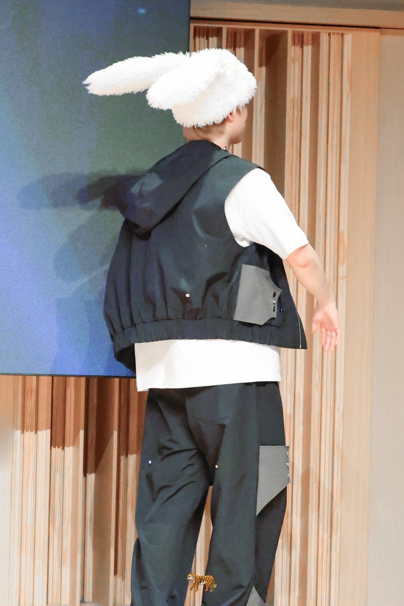 230610 #주헌 

오늘 막팬 사진 뜨는거보니 낯익은 저 장소,,,
주헌이 진짜 귀여웠는데 조명이 진짜 모든걸 쓸어버림🥲
조명 때문에 사진 찍으면서도 슬펐는데

팬싸 맨 마지막에 주헌이가
야무지게 제리인사 하고 새침하게 돌아나가는 모습에
모든게 다 녹아내려뿌림🫠💛