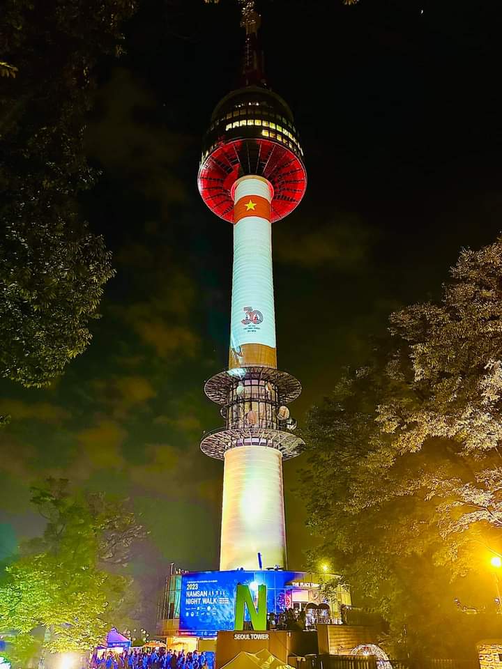 [Tin ngoài nề ] Tháp Namsan nổi tiếng ở thủ Seoul HQ đã thắp sáng lá cờ Việt Nam nhân ngày quốc khánh 2/9 trên tháp có ghi là "chào mừng quốc khánh lần thứ 78 nước Cộng hoà xã hội CN Việt Nam " 🥹🫶 tròi tự hào quá tròi 🇻🇳🇻🇳🇻🇳🇻🇳🇻🇳🇻🇳🇻🇳