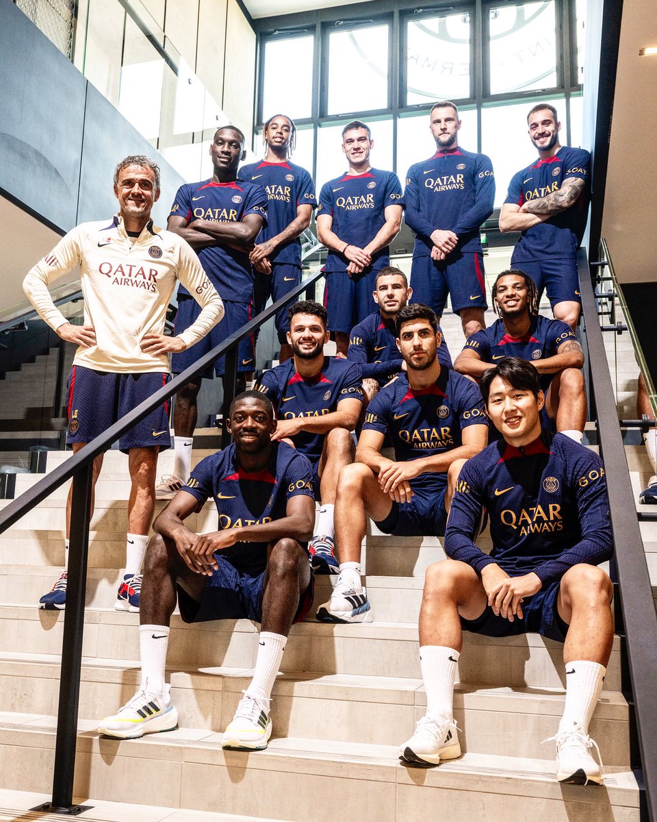 ActuFoot_'s tweet photo. Le PSG vous présente tous ses petits nouveaux. ❤️💙

📸 @PSG_inside https://t.co/p09FujY8NI