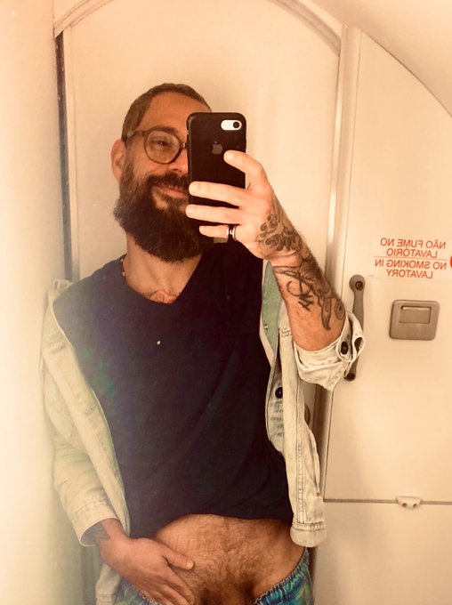 aquela fotinha de banheiro de avi&atilde;o&hellip; 😜  https://t.co/qRORuNg0TD https://t.co/JlcLoDpOAy<a href="/tag/bdsm"class="tags"><span>#bdsm</span></a><a href="/tag/fetiches"class="tags"><span>#fetiches</span></a>