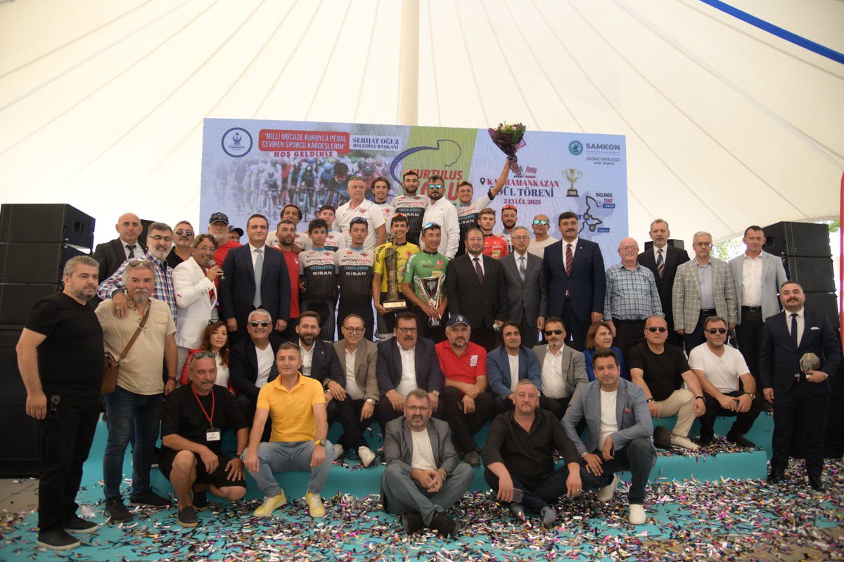 serhatoguz06's tweet photo. Samsun Milletvekili Sn. Prof Dr. @ilyastopsakal, Bisiklet Federasyonu As Başkanı Sn. Bahattin Akyön ve Samkon Genel Başkanı Sn. Hasan Kaya Aşçı’nın katılımlarıyla, Samsun'dan başlayarak 30 Ağustos ruhuyla pedallarını Kurtuluş Yolu'nda çeviren sporcularımız turlarını kazasız belasız #Kahramankazan'ımızda tamamlandı. 

Aynı ruhla kat edilen, hafızalarımızda iz bırakacak bu uzun yolculuğa kahramanlık destanı yazmış ilçemizde ev sahipliği yapmaktan dolayı gurur duyuyoruz.

30 Ağustos Zafer Bayramı dolayısıyla Samsun'dan pedallarını Kahramankazan'ımıza çeviren tüm sporcularımızı tebrik ediyorum. Bu yarış sadece bir etkinlik olarak değil nesilden nesle zafer ruhunun aktarılacağı bir mücadele örneği olarak anılarımızda yer alacak.

@trbisikletfed
