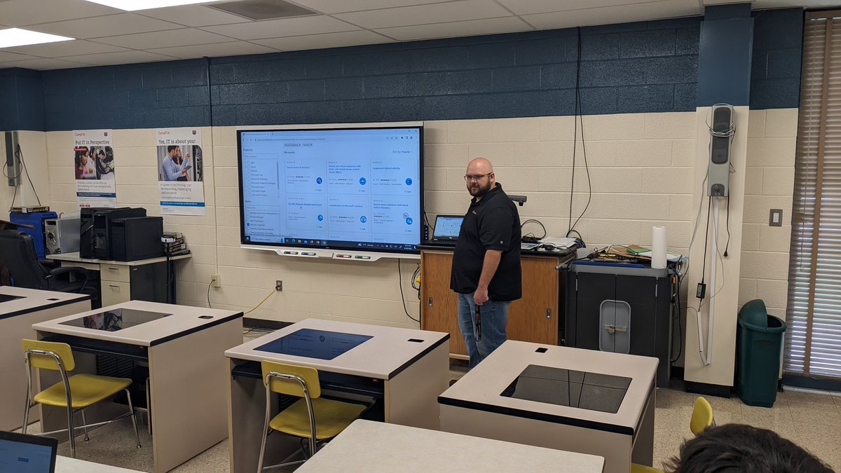 GTC_CIT's tweet photo. West Greene grad and GTC CIT graduate Travis Hartman, Sr. Business Excellence Architect for Crayon LLC, stopped by this week to talk to Computer Science Foundations students about his experiences in IT as well as the importance of continuing learning and AI! https://t.co/IC548XPXF7