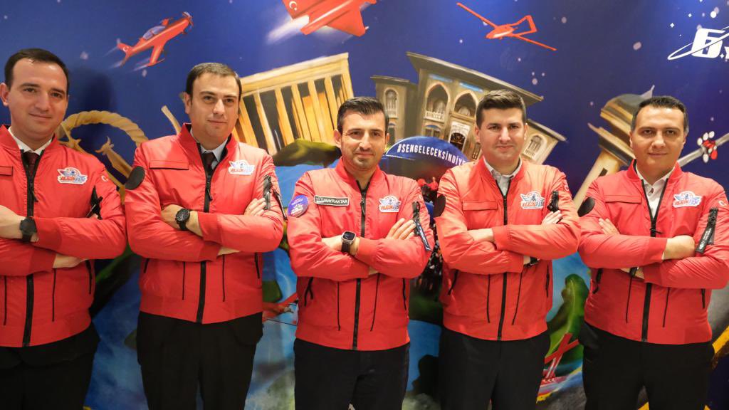 ayyildirim1's tweet photo. Ülkemizin savunma sanayisi ve teknolojik bağımsızlık hedeflerinde büyük rol sahibi olarak ilk milli S/İHA’larını geliştiren BAYKAR’ın Yönetim Kurulu Başkanı, T3 Vakfı Mütevelli Heyeti Başkanı  @Selcuk Bayraktar ile #TEKNOFEST2023’te bir araya geldik.

Türk gençliğinin milli teknoloji hamlesindeki rehberi olan #TEKNOFEST için tebrik ediyorum.🚀🇹🇷