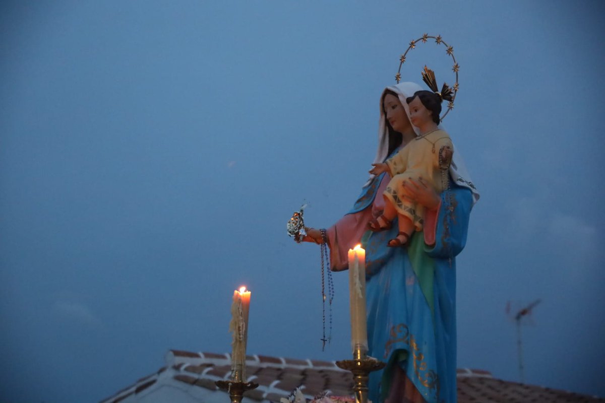 AxarquiaPlus's tweet photo. La Virgen del Rosario ya procesiona por las calles de #Benaque. ✝️🌺🕯🎺🥁🎷
#Macharaviaya #Eventos #Ferias #Fiestas #Tradiciones #Procesiones #Música #FeriaBenaque #VirgenDelRosario #Axarquia #AxarquiaPlus https://t.co/nR6B7GPHUj