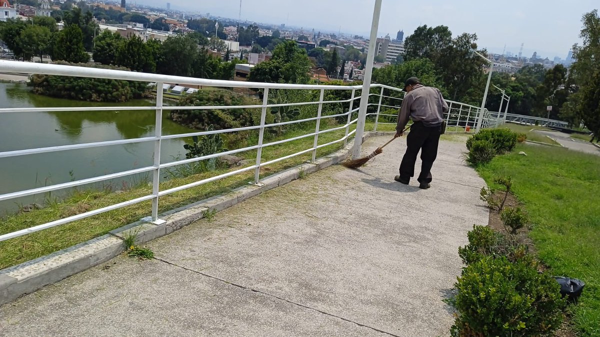 ParquesPuebla's tweet photo. ¡Mejoramos espacios para #DisfrutarEnFamilia! Realizamos limpieza, mantenimiento y trabajos de jardinería en el Lago de la Concordia y La Mantarraya en la zona de Los Fuertes.
#ParquesTrabajando🧑🏼🌾👩🏻🌾
#GobiernoPresente https://t.co/ha8shM49iv