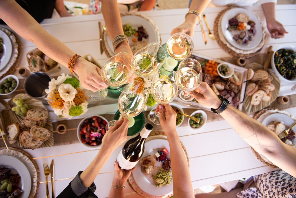 Sip in style at Oxbow 🍷 Discover curated Boisset Collection wines at the bar plus exclusive offerings for our VIPs today. See you soon for #DownInTheValley!