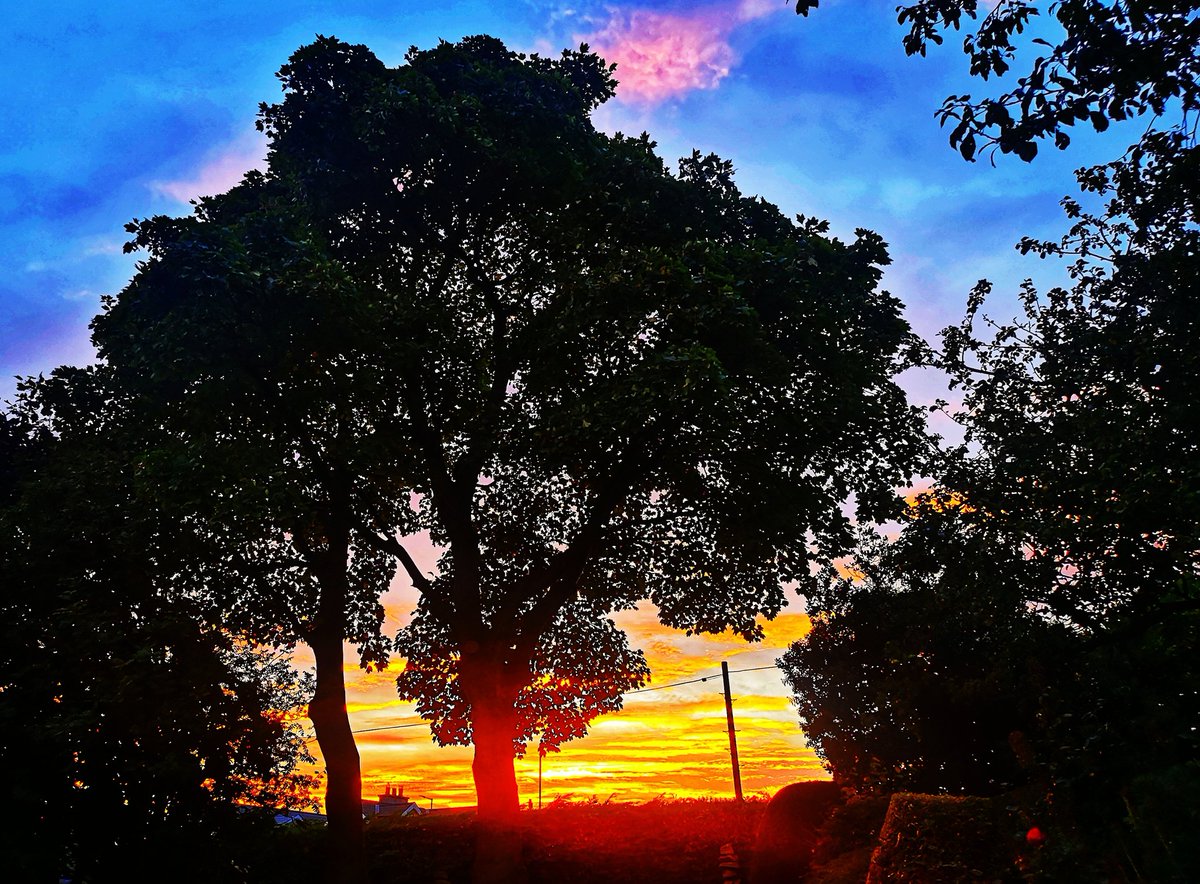 Sunset in Ballycastle #Ballycastle #NorthCoast @bbcweather @deric_tv #VMWeather @DiscoverNI @LoveBallymena @WeatherCee @angie_weather @Louise_utv @WeatherAisling @barrabest @Ailser99 @antonirish @nigelmillen @EventsCauseway