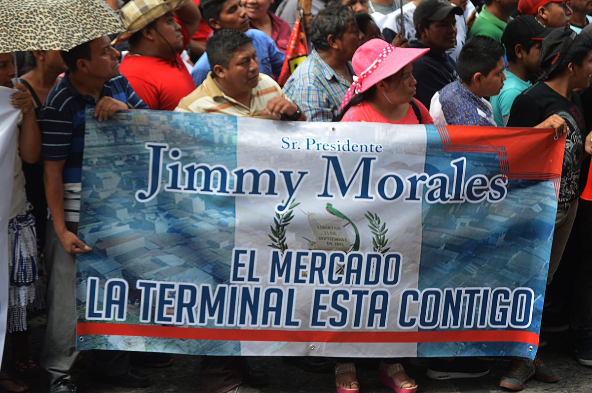 PrensaComunitar's tweet image. #LaTerminal Quienes hoy salen en apoyo de Consuelo Porras fiscal general del MP, fueron apoyo del gobierno del expresidente Jimmy Morales señalado por casos de corrupción por la FECI y Cicig, cosos que incluyen a su familia. 📌

📸 @Nelton_Rivera