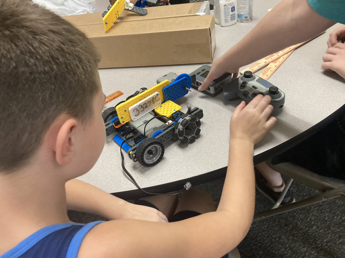 skleemg's tweet photo. Our elementary VEX teams are building their robots! #Klee #WeAreMG @Miss_Lugar https://t.co/zKppJLeG7p