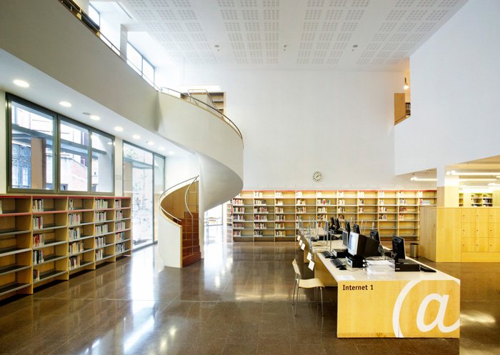 Biblioteca Jaume Fuster (Barcelona. 2005), obra de Josep Llinás y Joan Vera. Premio FAD de arquitectura 2006. #arquitectura 📸 José Hevia