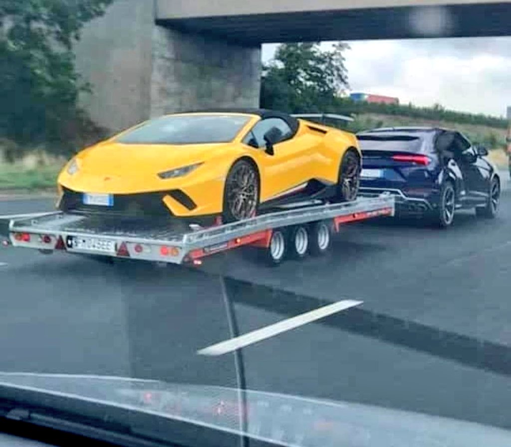 While I'm thinking about my life, there is this guy who is towing his Lamborghini with another Lamborghini. 😩