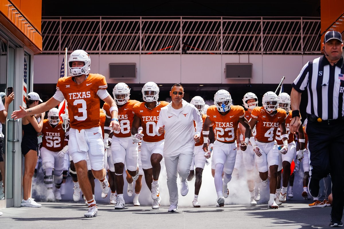 TexasLonghorns's tweet photo. it's football time in Texas‼️🤘

#HookEm https://t.co/QfysLfijZA