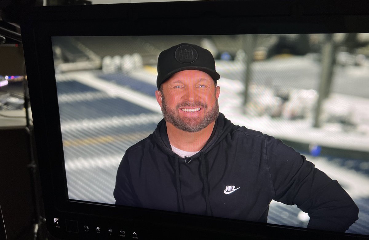 Garth Brooks tweet media