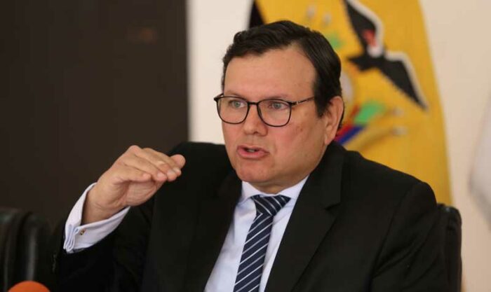 PhilipAMLC's tweet photo. Bernardo Manzano, el ex-Ministro d Agricultura d Lasso, q renunció bajo un escándalo, fue puesto allí x Danilo Carrera y Cherres (+).
El trabajó para la Corporación Noboa x 20 años. Ya ven q ustedes quieren elegir un guapito del círculo d Lasso? Creen q algo cambiará?  Razonen! https://t.co/MsODnn8Y9y