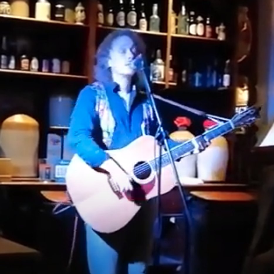 On this day in 2008 I played for the first time at The Merchants Inn in Rugby - here's a video a much later performance, kindly recorded by a member of the audience:
youtu.be/mzNqUf6scD4?si…

#merchantsinn #rugbywarks #dropdtuning #gong #royharper #pinkfloyd #jameshollingsworth