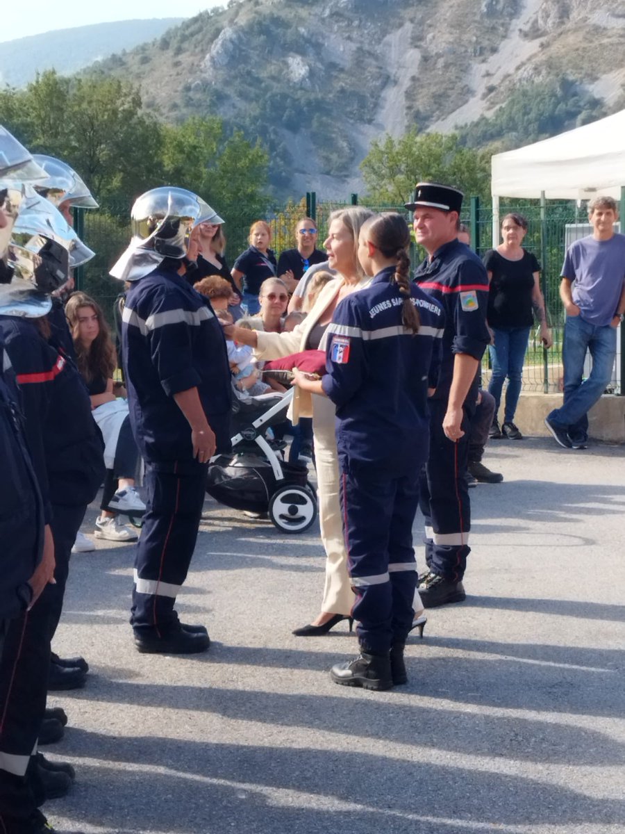 anne_sattonnet's tweet image. Les femmes &amp;amp; hommes du @sdis_06, volontaires ou pro, sont une raison d’espérer en l’humanité. Leur engagement pour les habitants des @AlpesMaritimes mérite tout notre respect. Et les moyens  importants engagés par le Psdt @ca_ginesy  #Coursegoules